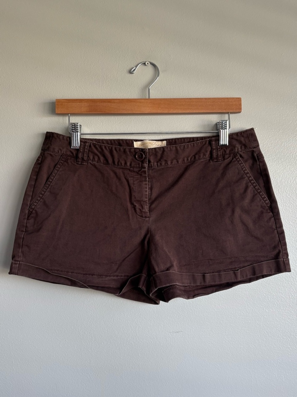 London Jean by Victoria’s Secret 
Chino Stretch Brown Shorts 
Women’s Size 6